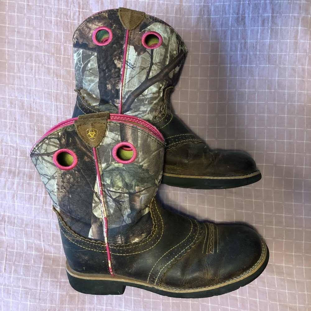 Camo Ariat Fatboy’s cowboy boots- women’s size 5